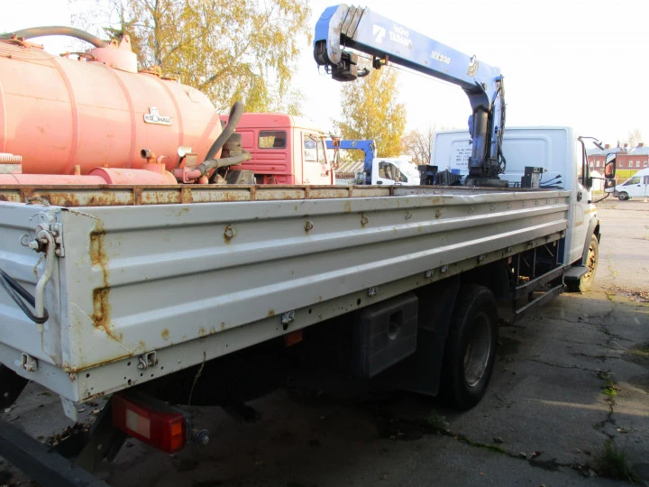 Грузовой бортовой автомобиль с манипулятором Чайка-Сервис 27845В